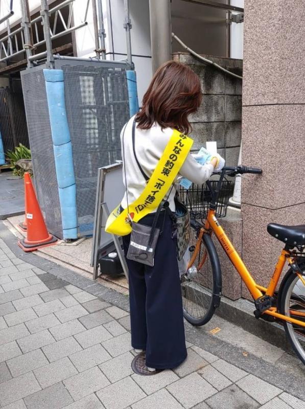 4月赤坂駅クリーンキャンペーン放置自転車警告札貼付の様子
