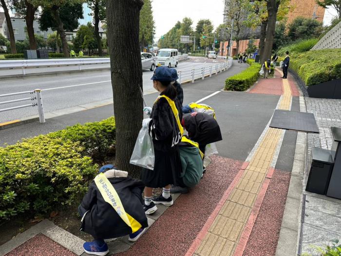 青山一丁目駅キャンペーン写真（清掃の様子2）