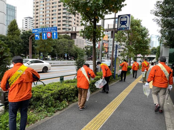 青山一丁目駅キャンペーン写真（清掃の様子1）