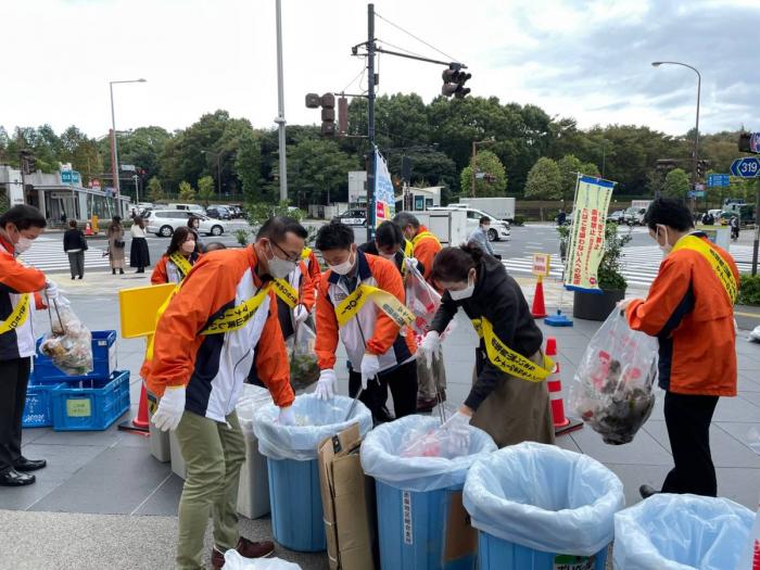 青山一丁目駅キャンペーン写真（ごみの分別）