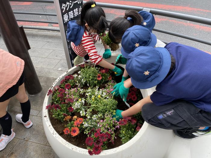 花を植える様子1