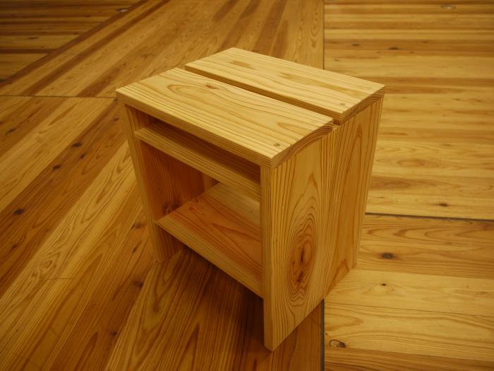 間伐材の椅子