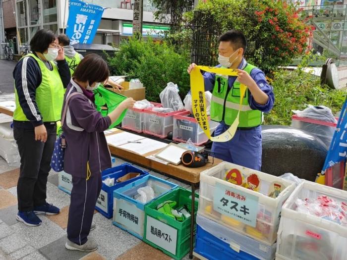 4月表参道駅クリーンキャンペーン受付の様子
