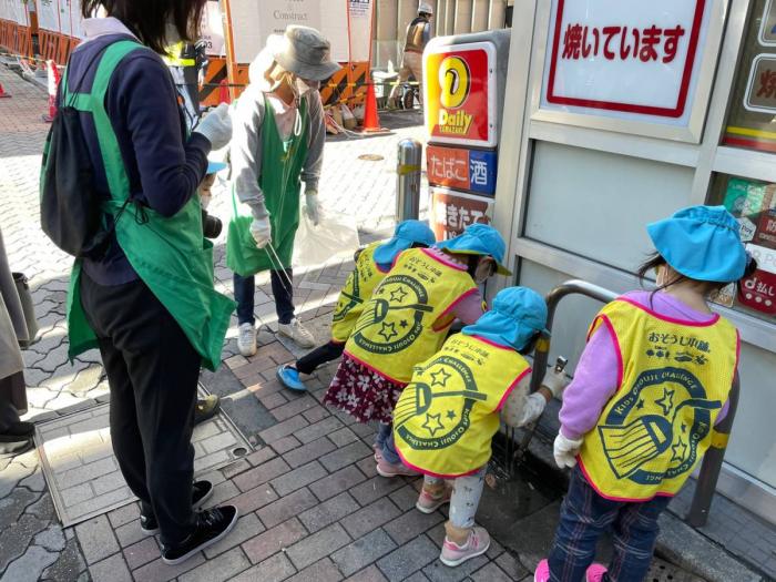 赤坂見附駅キャンペーン写真（園児清掃の様子）