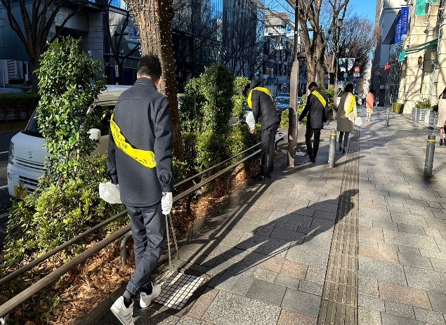 表参道駅キャンペーン写真　(清掃４)