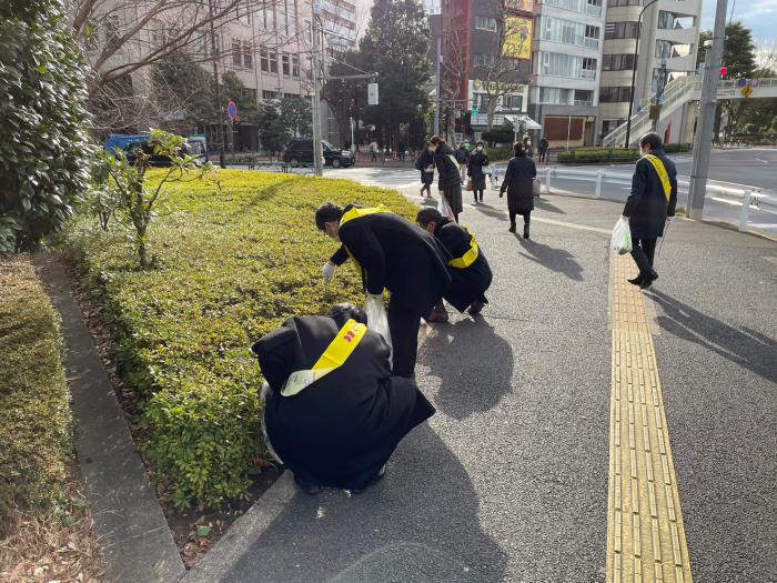 青山一丁目駅クリーンキャンペーン写真　（清掃①）