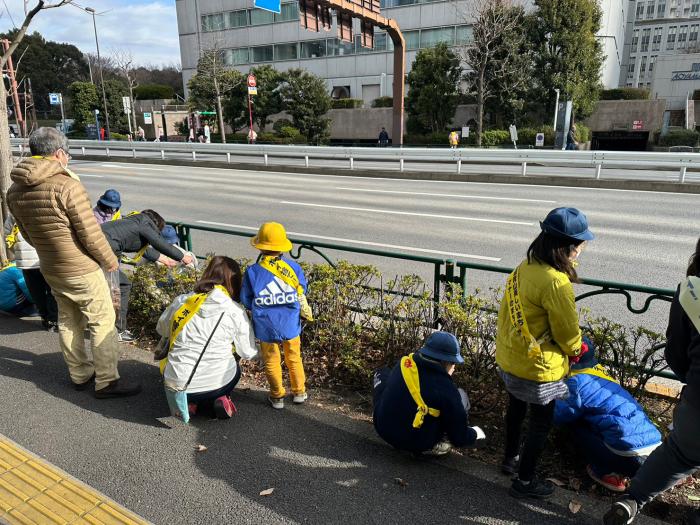 青山一丁目駅クリーンキャンペーン写真　（清掃②）