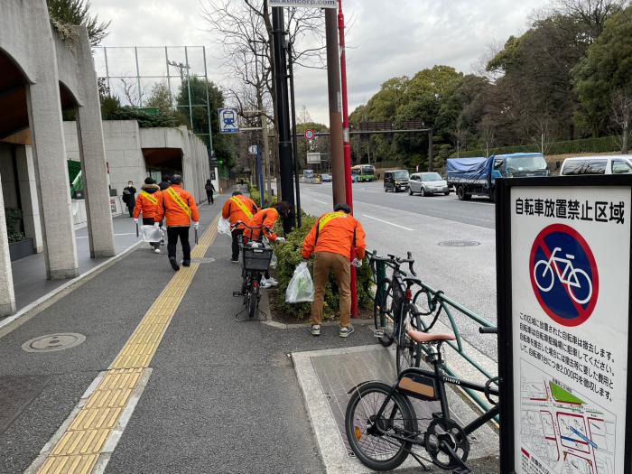 青山一丁目駅クリーンキャンペーン写真　（清掃③）