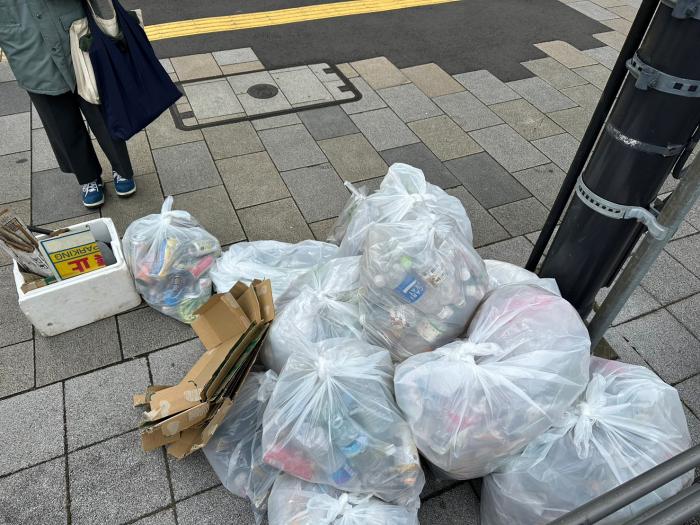 青山一丁目駅クリーンキャンペーン写真　（ゴミ袋）
