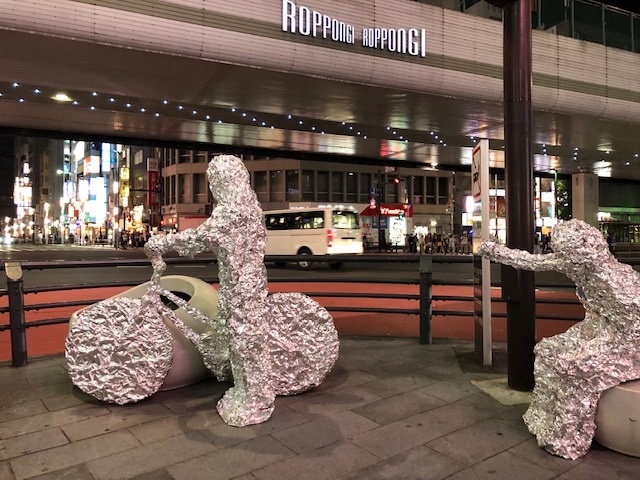六本木交差点時計塔付近アート1