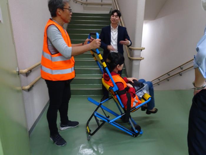 階段避難車