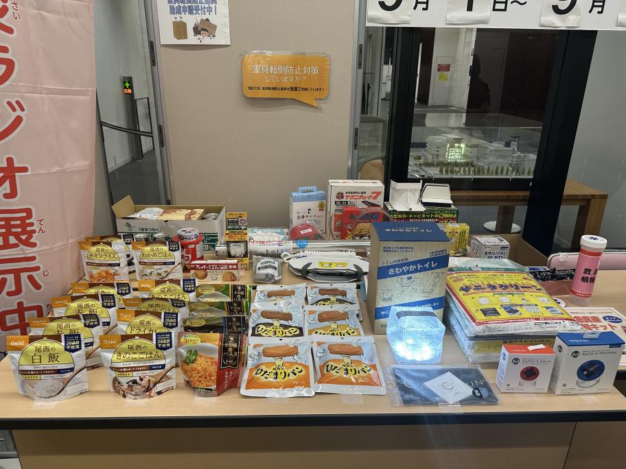 1週間分の備蓄食料・家具転倒防止器具等