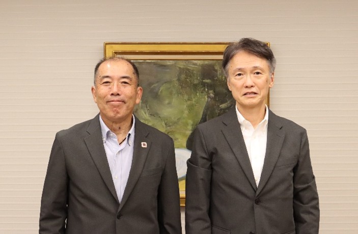 左から浦田前教育長新宮教育長