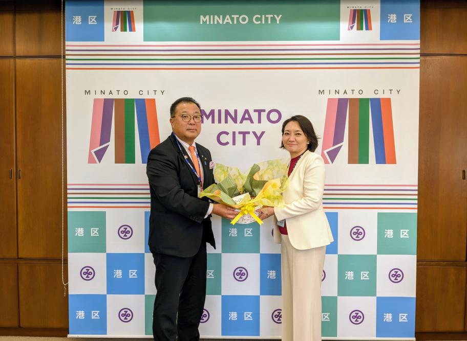 市長と区長（贈呈時）