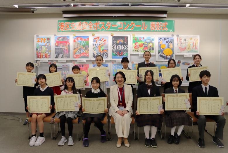 受賞者の皆さんと清家愛港区長