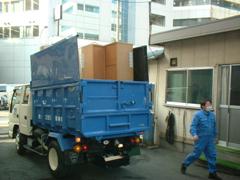 新堀粗大ごみ中継所に粗大ごみを搬入する小型ダンプ車