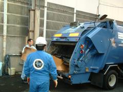 粗大ごみを中型プレス車へ積み替え