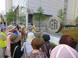 まち歩きツアーの様子（西郷勝会見の地）