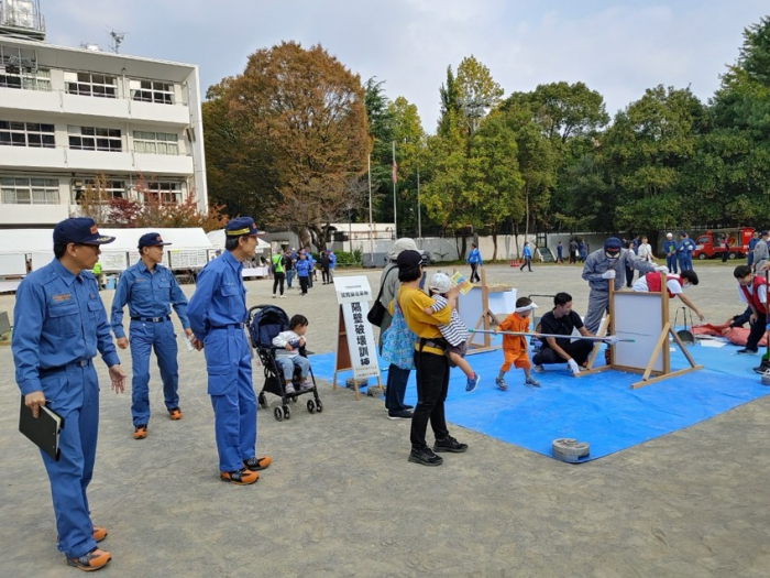 総合防災訓練（赤坂会場・青山中学校）の区長写真