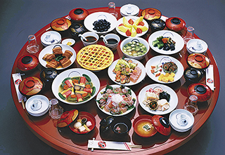 和食・洋食・中華の要素が交じり合った卓袱（しっぽく）料理の写真