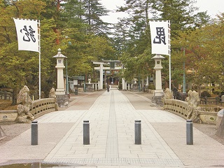 上杉神社の参道の写真