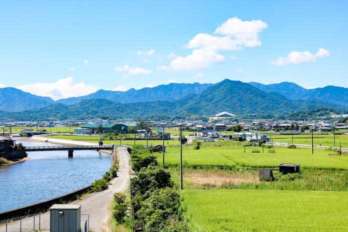 広がる田園と虎丸山（提供：東かがわ市）