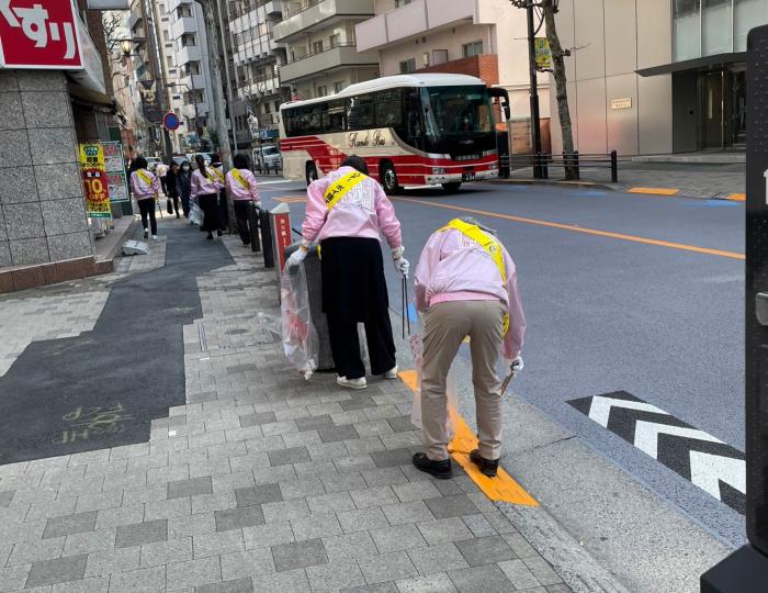 赤坂駅キャンペーン清掃活動の様子1