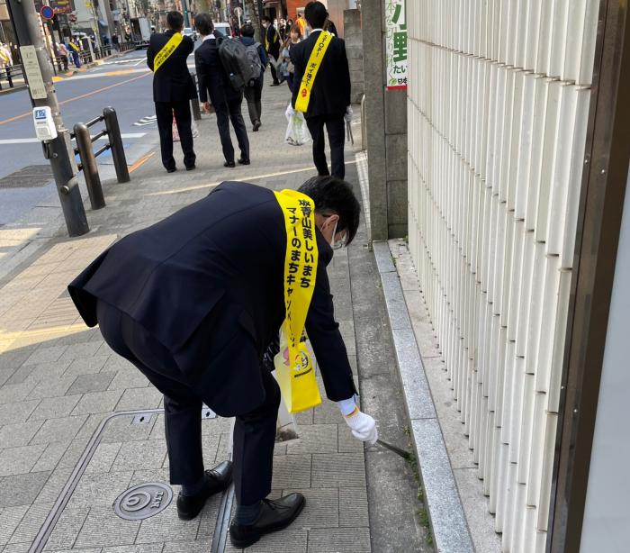 赤坂駅キャンペーン清掃活動の様子2