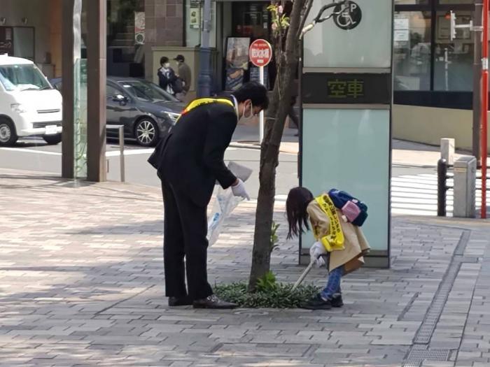 4月赤坂駅クリーンキャンペーン清掃の様子2