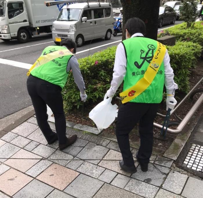 4月表参道駅クリーンキャンペーン清掃の様子1