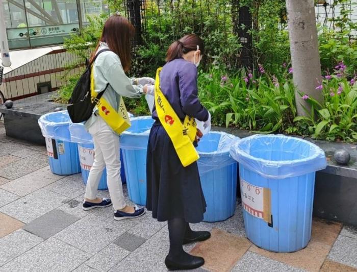 4月表参道駅クリーンキャンペーン回収ごみ分別の様子