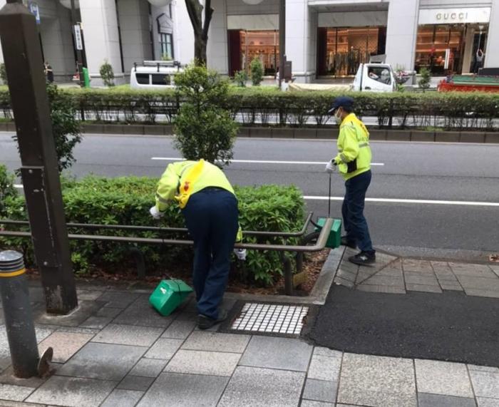 4月表参道駅クリーンキャンペーン清掃の様子3