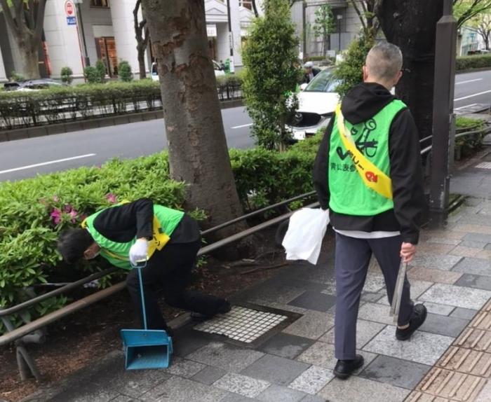 4月表参道駅クリーンキャンペーン清掃の様子2