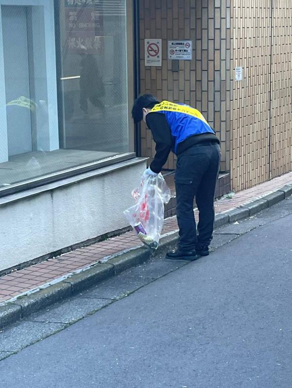 外苑前駅キャンペーン写真（清掃の様子）