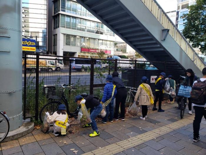 外苑前駅キャンペーン写真（児童清掃の様子）