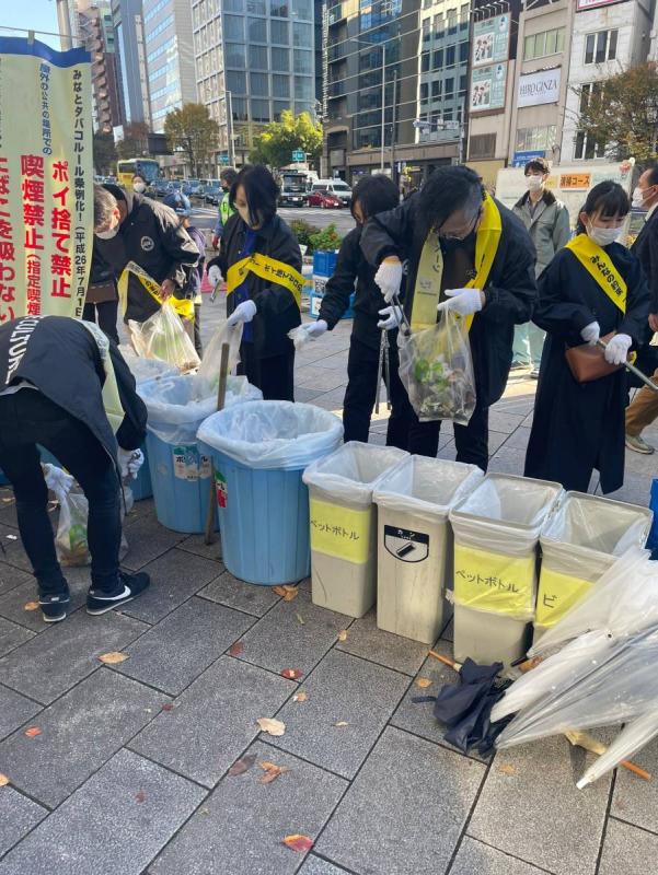 外苑前駅キャンペーン写真（ごみの分別）