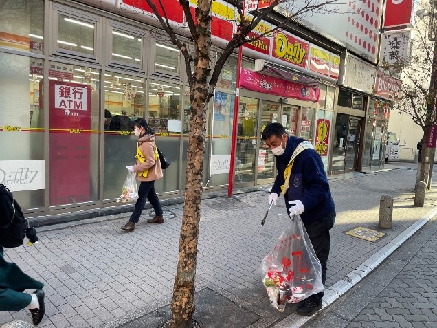 赤坂見附駅クリーンキャンペーン写真　（清掃①）