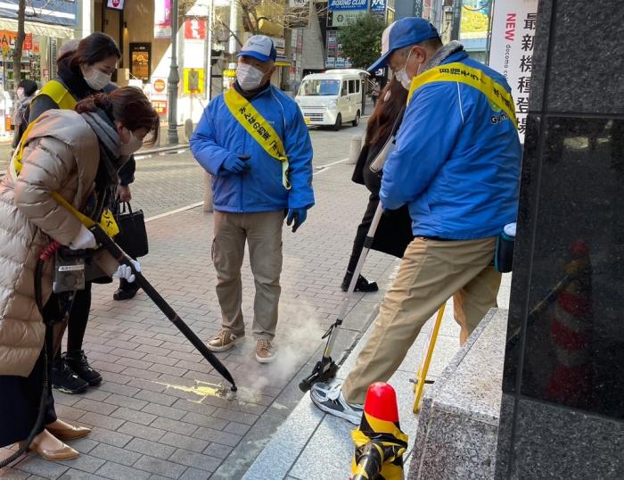 赤坂見附駅クリーンキャンペーン写真　（ガム痕）