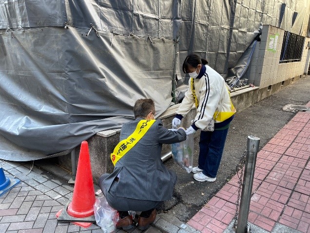 赤坂見附駅クリーンキャンペーン写真　（清掃②）