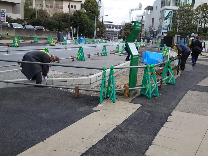 外苑前駅クリーンキャンペーン写真　（清掃①）