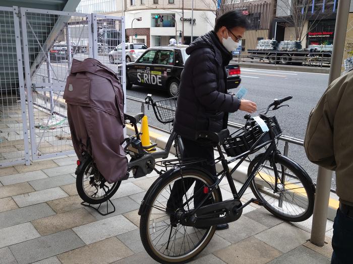 外苑前駅クリーンキャンペーン写真　（清掃②）