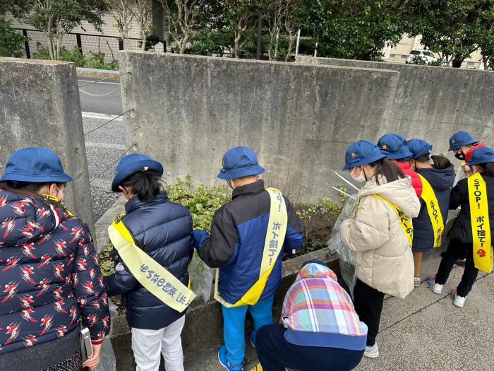 外苑前駅クリーンキャンペーン写真　（青山小学校児童）