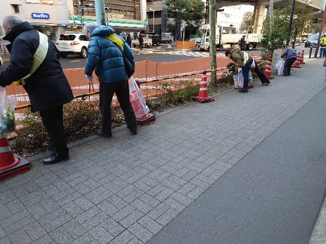 溜池山王駅クリーンキャンペーン写真　清掃②