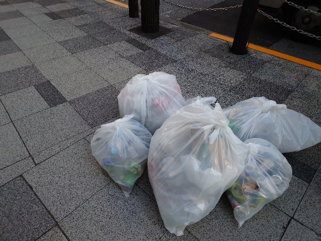 溜池山王駅クリーンキャンペーン写真　ゴミ袋