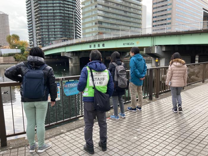 新港南橋付近を歩く様子