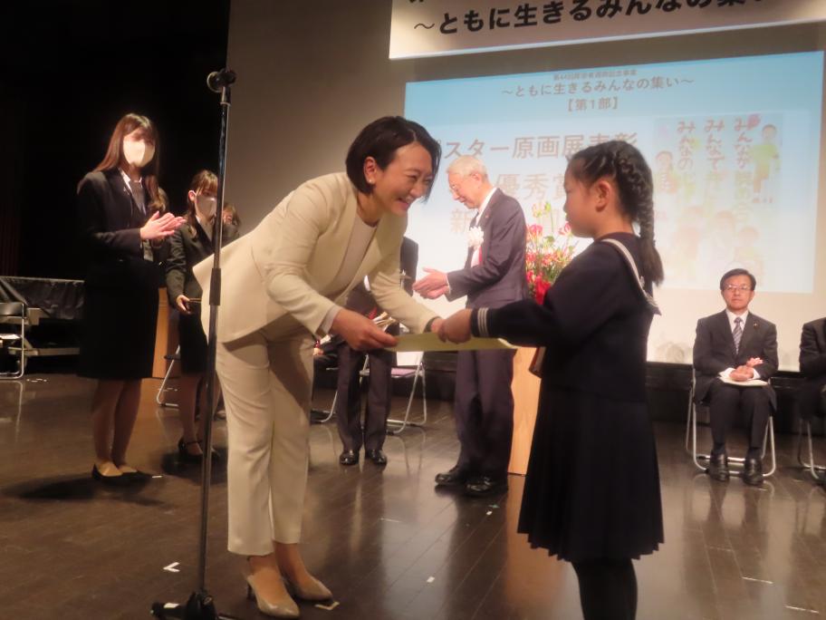 表彰状の贈呈