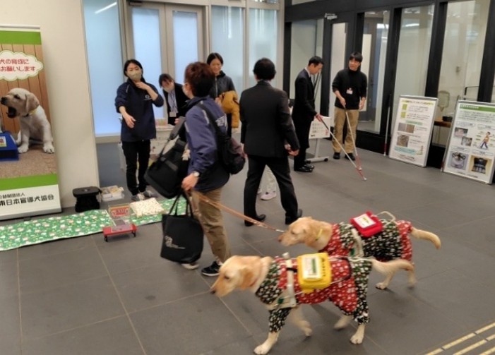 盲導犬ふれあいコーナー、見えない・見えにくい体験コーナー