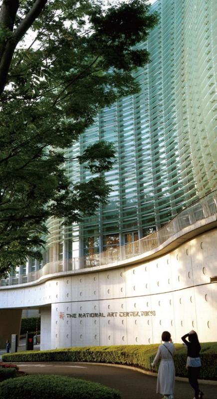 ゆるやかな光に包まれる国立新美術館1