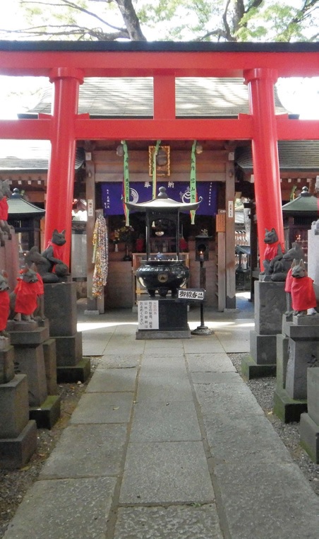 豊川稲荷の境内1
