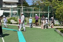 校庭で虫の採取